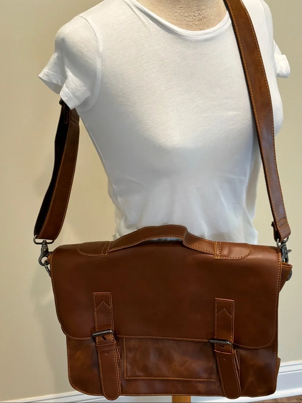 Classic Men's Brown Leather Messenger Bag with Adjustable Strap
